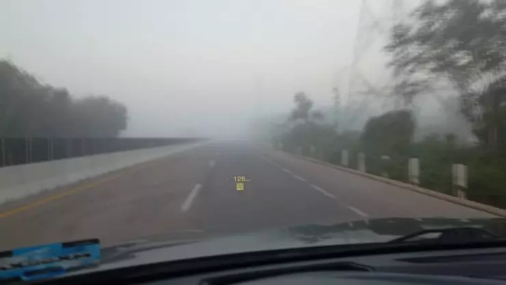 Automovilistas sorprendidos por bancos de niebla en carretera Cancún-Valladolid este viernes