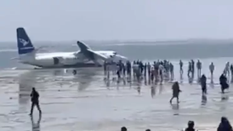 Un avión con 55 personas a bordo se salió de la pista tras despegar en Somalia y terminó en una playa