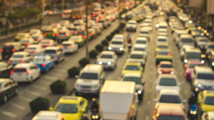 Larga fila de autos en tráfico de Estados Unidos