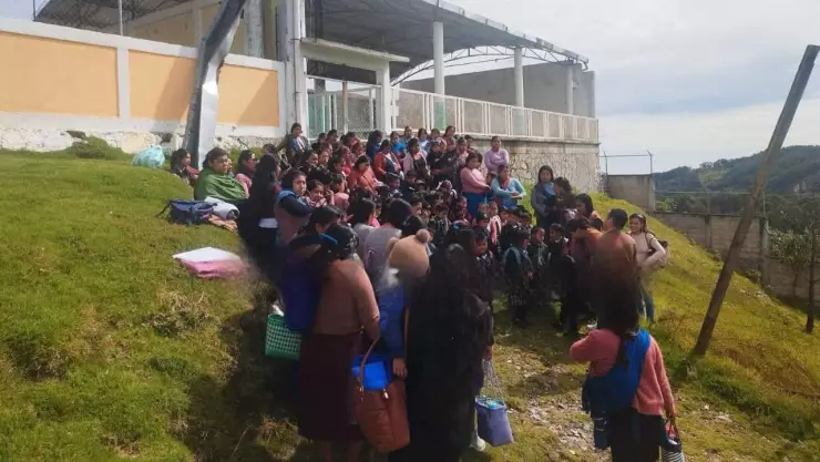 Estas escuelas de Tehuipango, Veracruz, no iniciaron clases hoy 1 de septiembre ¿Por qué?