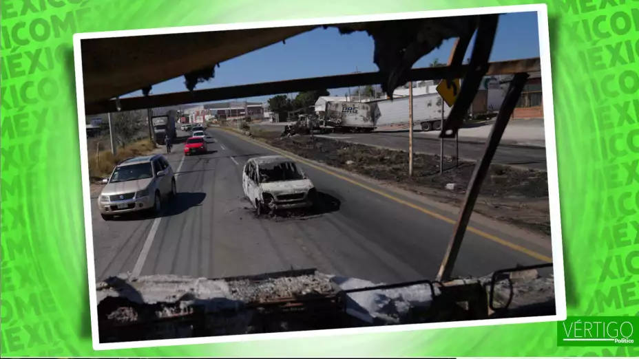 Un auto quemado por el CJNG en Guadalajara, Jalisco.