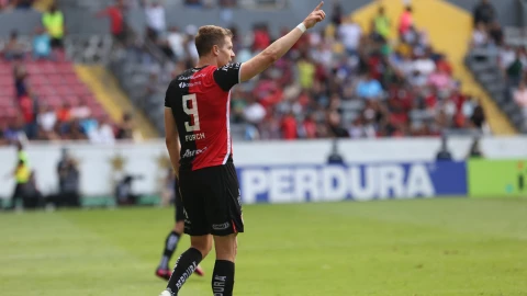 Julio Furch celebra un gol con el Atlas