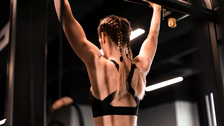 El ejercicio que tonifica brazos y agranda la espalda