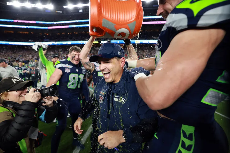 El entrenador Mike Macdonald, head coach de los Seattle Seahawks, fue bañado por Gatorade por sus jugadores