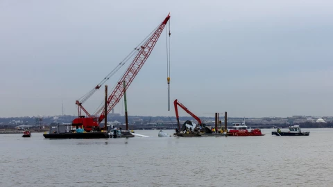 Recuperacion cuerpos rio Potomac accidente aéreo Washington.jpg