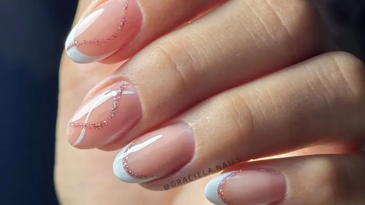 Uñas francesas con glitter para 10 de mayo.