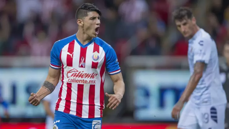 Los delanteros con los que Alan Pulido peleará un puesto titular en Chivas