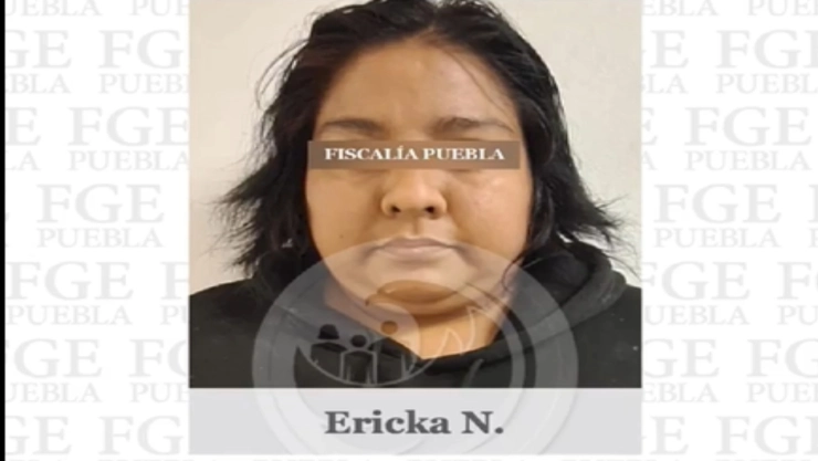 La mujer también se cortó las muñecas.