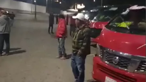 Manifestación de taxis rojos en Tijuana