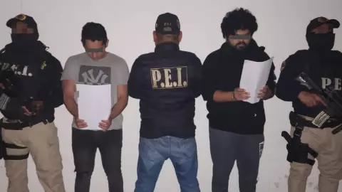 Detienen a dos sujetos acusados de robo calificado en Mérida