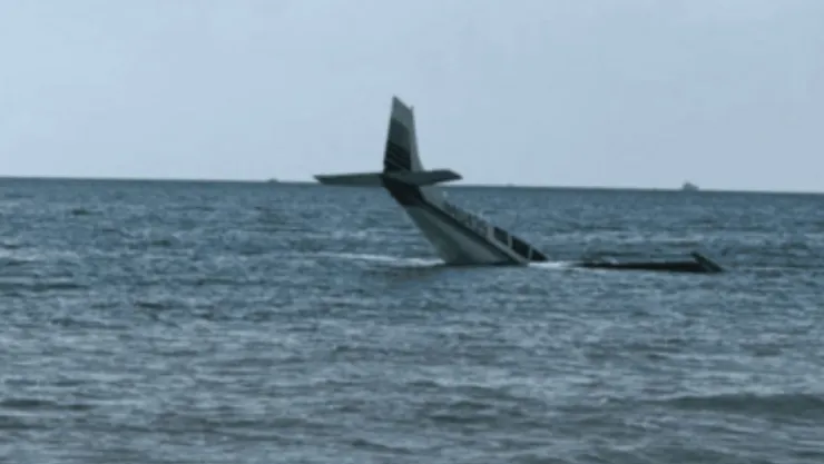 VIDEO: Así avioneta se estrelló tras falla crítica sobre el mar en Florida; joven piloto sobrevivió