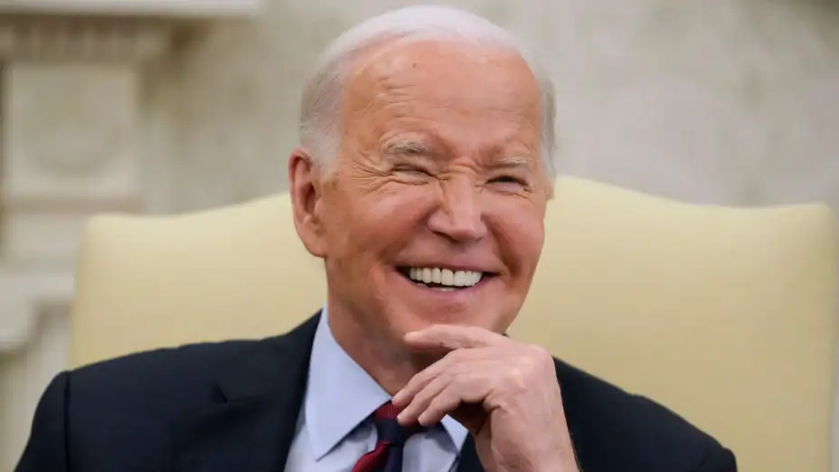Joe Biden sonríe en la Oficina Oval de la Casa Blanca.