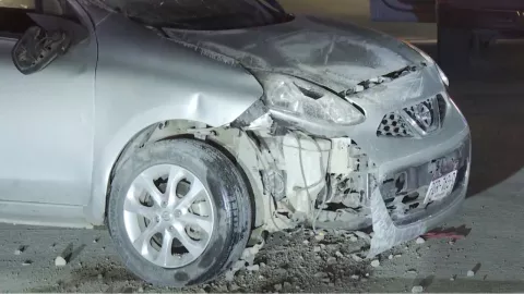 Auto termina llantas arriba tras caer en canaleta de obra en Zapopan, Jalisco; hombre de 60 años de salva de milagro