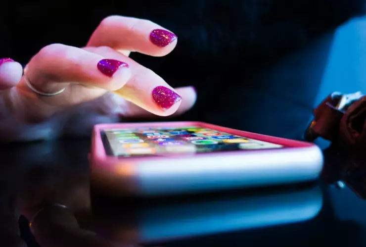 Video: Hombre exhibe a su mujer infiel frente a su mamá y su reacción se vuelve viral