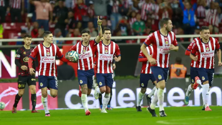 Víctor Guzmán lidera a las Chivas