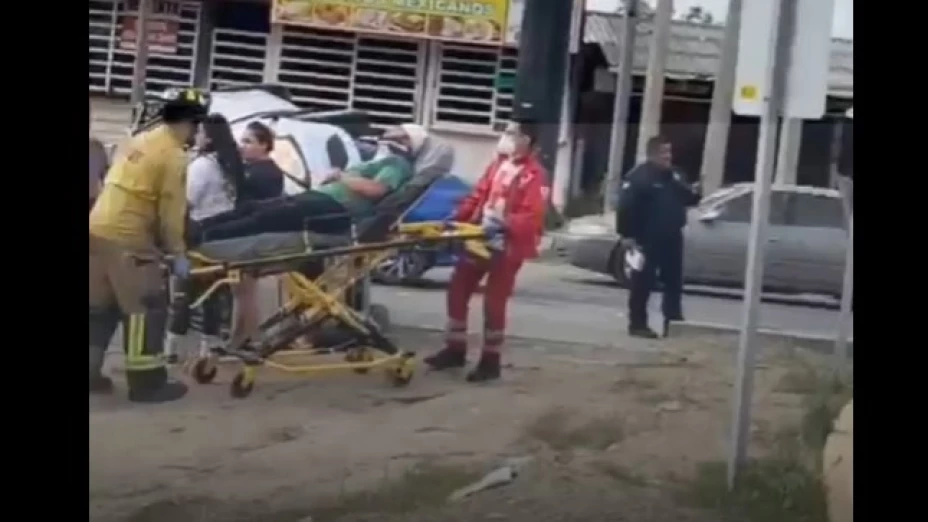Choque y volcadura deja dos lesionados en el Bulevar 2000 de Tijuana, hoy viernes 28 de marzo de 2025