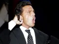 Luis Miguel señalando.jpg