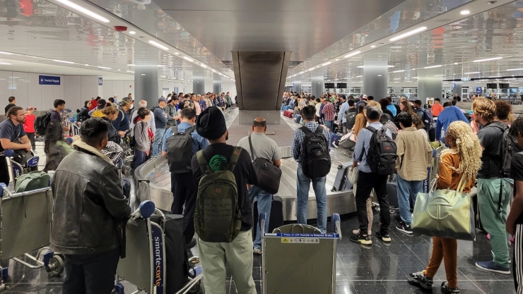Turistas en el LAX de California para el 4 de julio
