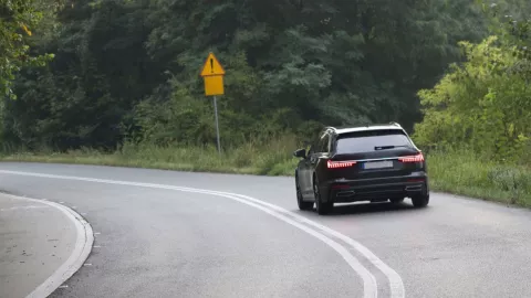 Un auto va por una carretera.