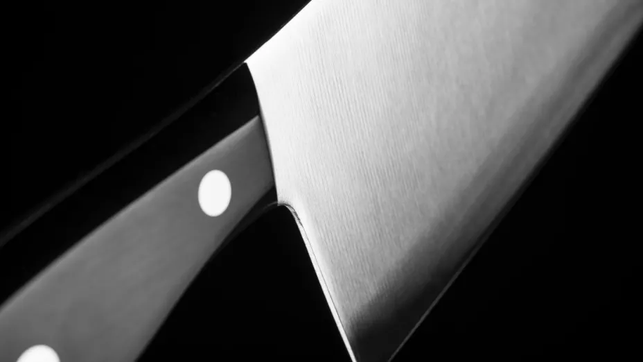 Le corta los genitales a su novio tras cacharlo abusando de su hija.