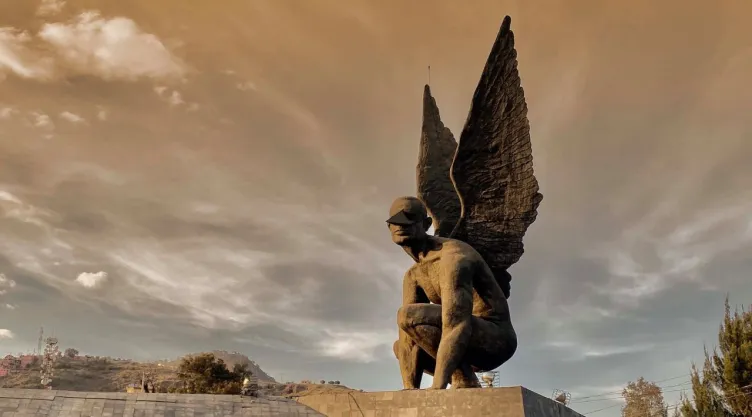 La escultura de “El Vigilante” cuenta con un basamento que resistiría un edificio de 6 pisos