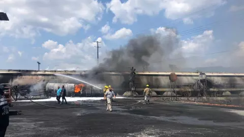 Pipa explota al chocar con tren; chofer sufre quemaduras severas
