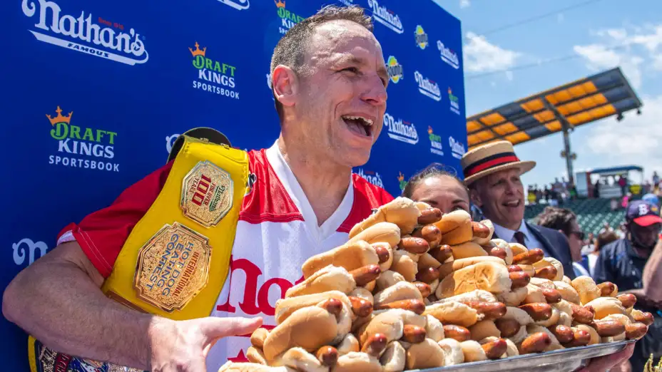 Joey Chestnut, ganador de comer hot dogs en Nathan’s Famous.