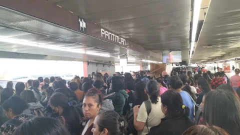 La Línea 9 del Metro CDMX hoy 9 de julio se encuentra totalmente saturada por los retrasos de hasta 30 minutos.