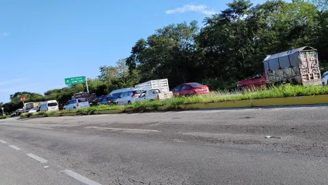 FOTO Fuerte choque en l Tecoh-Mérida deja al menos tres personas prensadas