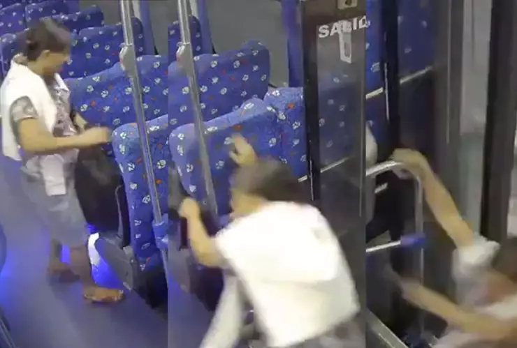 Abuelita cae por la puerta trasera de un autobús en movimiento