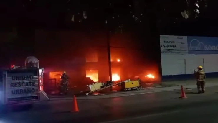 ¡Noche en llamas! Tras incendio en edificio de la avenida López Portillo en Cancún.jpg
