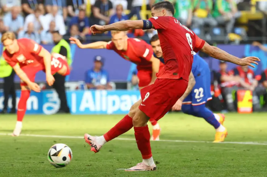 Robert Lewandowski cobrando el penal.jpg