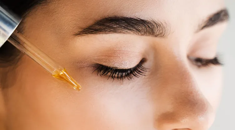 Aceite de oliva: elimina las bolsas de los ojos con su poder