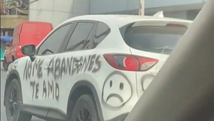 Raya el carro de su novio con una frase