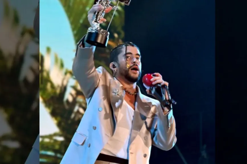 Bad Bunny entrega de premio.jpg