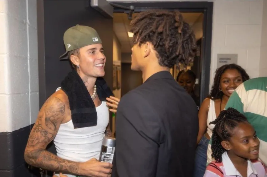 Jaden y Justin se besan (9).jpg