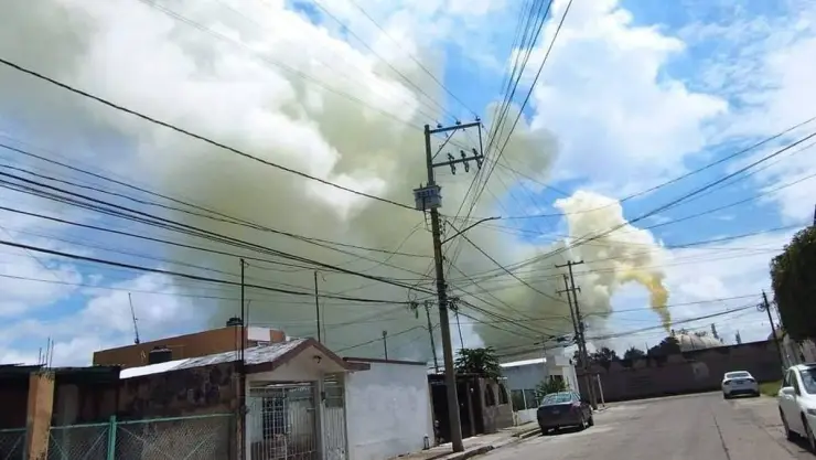 Reportan habitantes de Salamanca emanación de nube amarilla.-