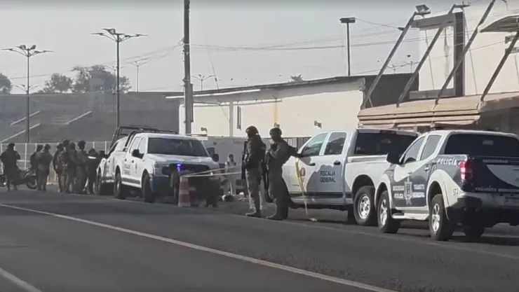 Tiran cuerpos embolsados en carretera de Cuitzeo, Michoacán.