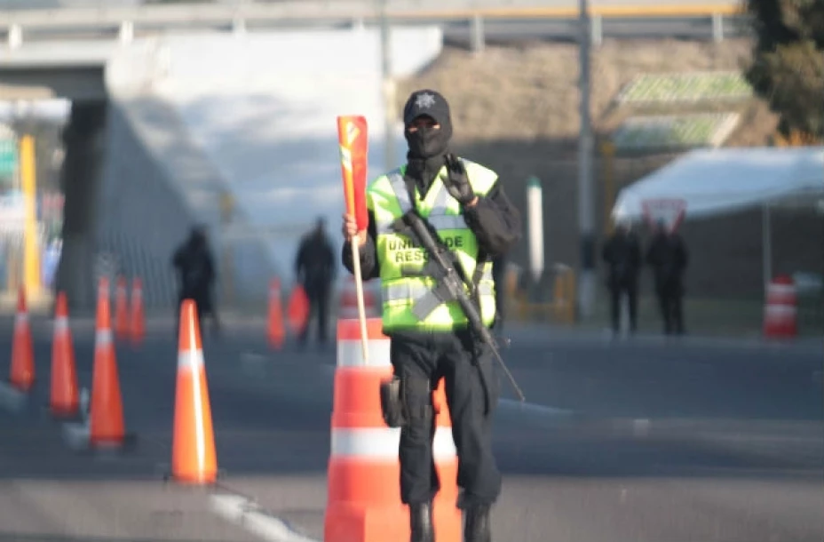 El operativo se realizó en las plataformas de la terminal dos, cuando personal de la Unidad de Asuntos Internos de la Policía Federal detuvo el vuelo 695
