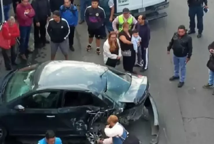 Un accidente vehicular en la Calzada Ignacio Zaragoza a la altura del Metro Tepalcates dejó un saldo de un muerto y dos lesionados