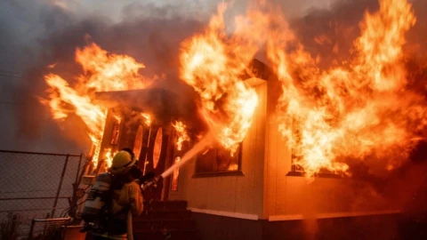Hallan estatua INTACTA de la Virgen de Guadalupe entre los incendios de California