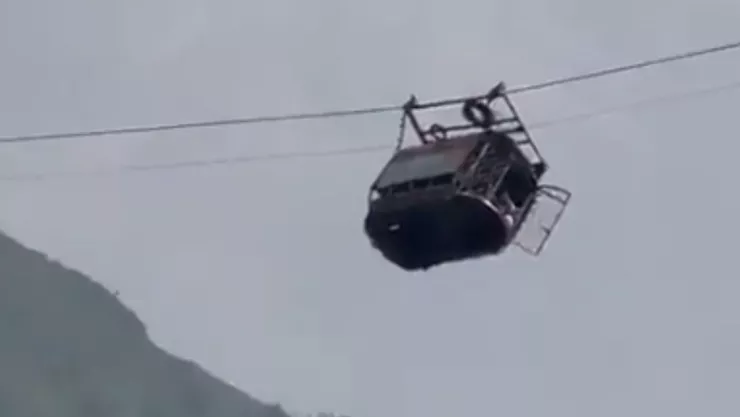 VIDEO Rescatan a niños y maestros atrapados en teleférico colgando en Pakistán
