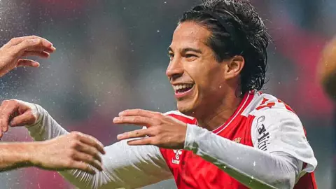 Diego Lainez marcó el gol de la victoria en los últimos minutos del encuentro