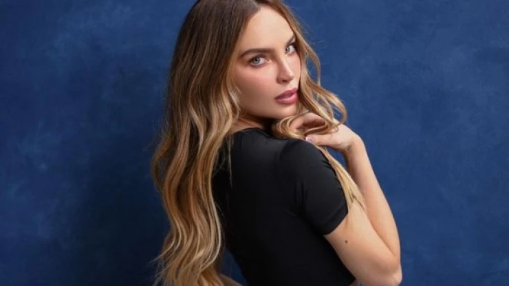 VIDEO - Belinda sufre incidente de vestuario en pleno escenario