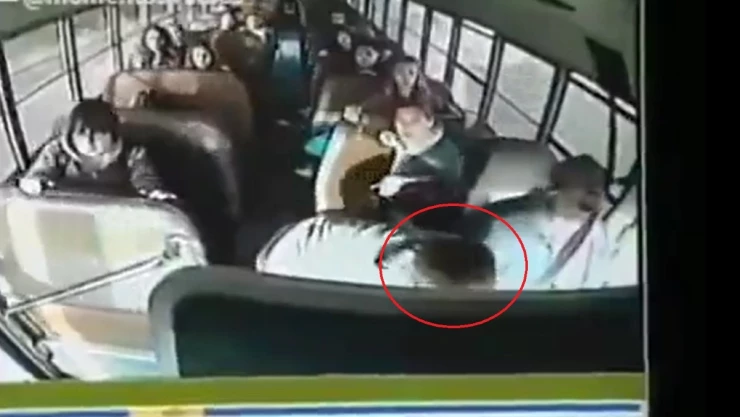 Niño heroe evita accidente en Washington.