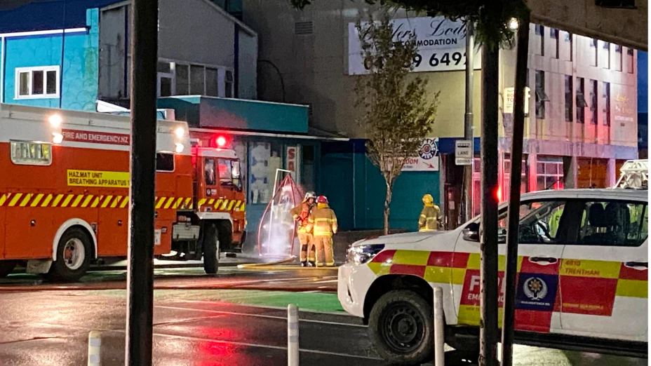 Bomberos ante el hostal Loafers Lodge en Nueva Zelanda