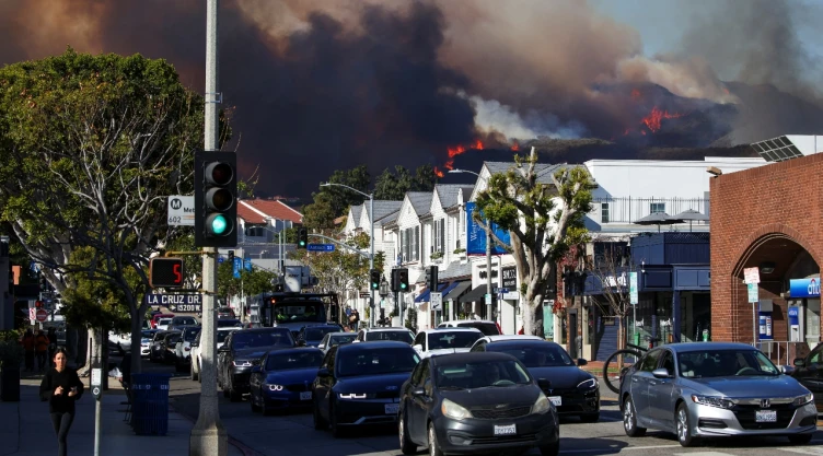 Los incendios en California empeoran con una tormenta de viento, causando evacuaciones