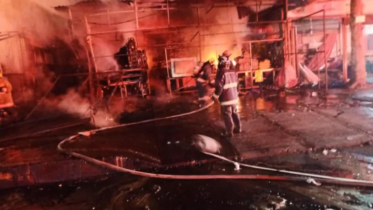 Incendio Central de Abasto Puebla arrasa locales de nave A este 26 de marzo