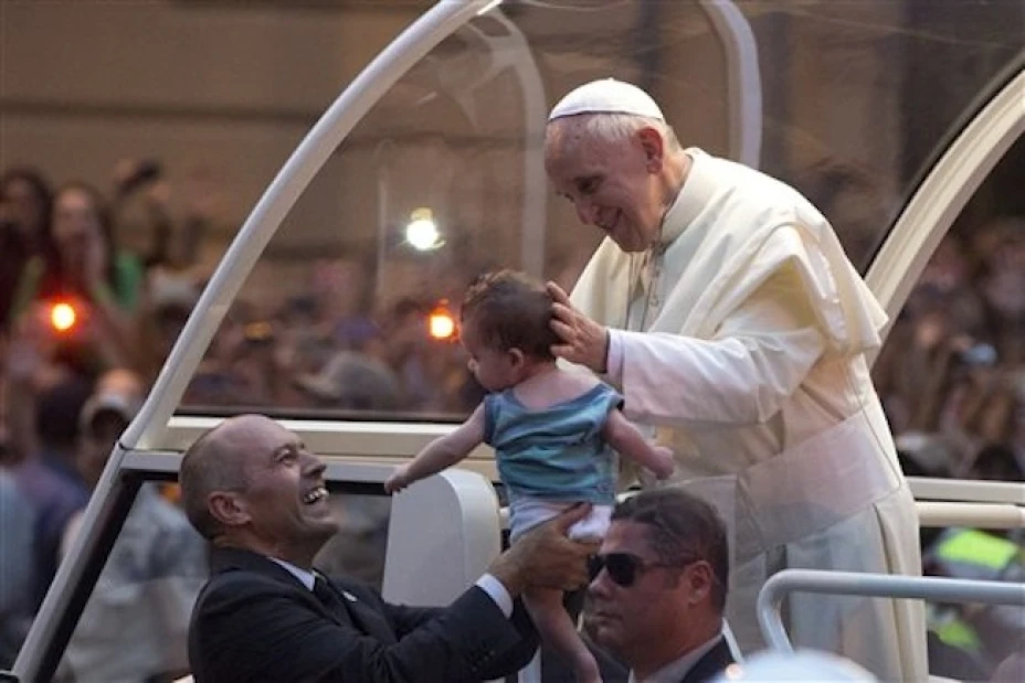 El Papa Francisco arribó al Santuario de Nuestra Señora Aparecida, en el estado brasileño de Sao Paulo, donde millares de peregrinos lo esperaron toda la noche