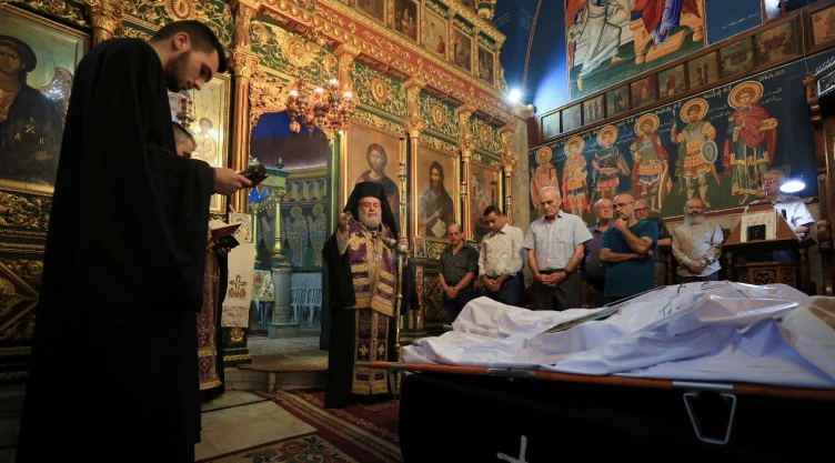 Un ataque aéreo israelí alcanzó la Iglesia de la Sagrada Familia en Gaza. Dos civiles murieron y fue herido el párroco argentino Gabriel Romanelli.